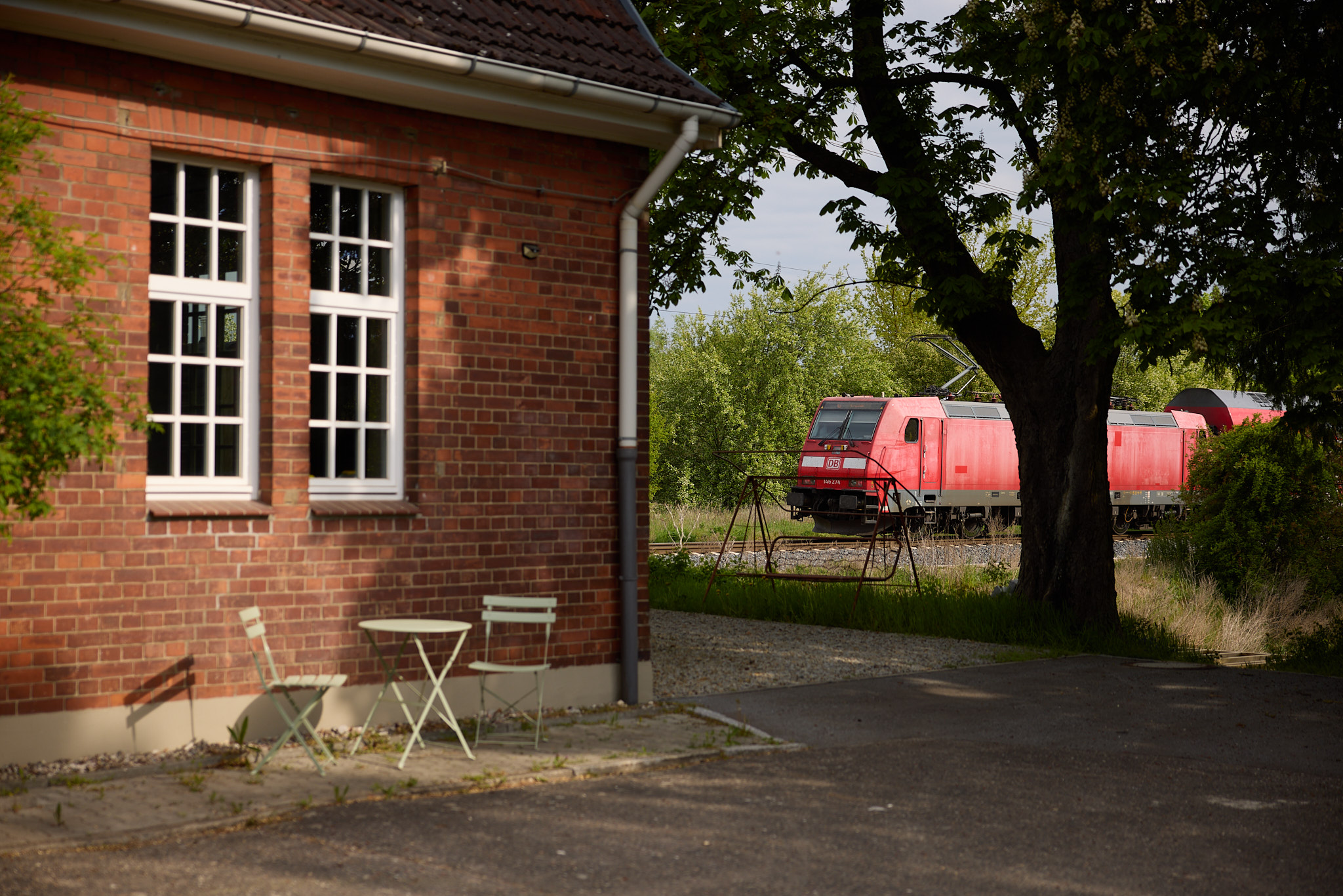 Bahnhof Cammin – Sitzbereich mit Zug
